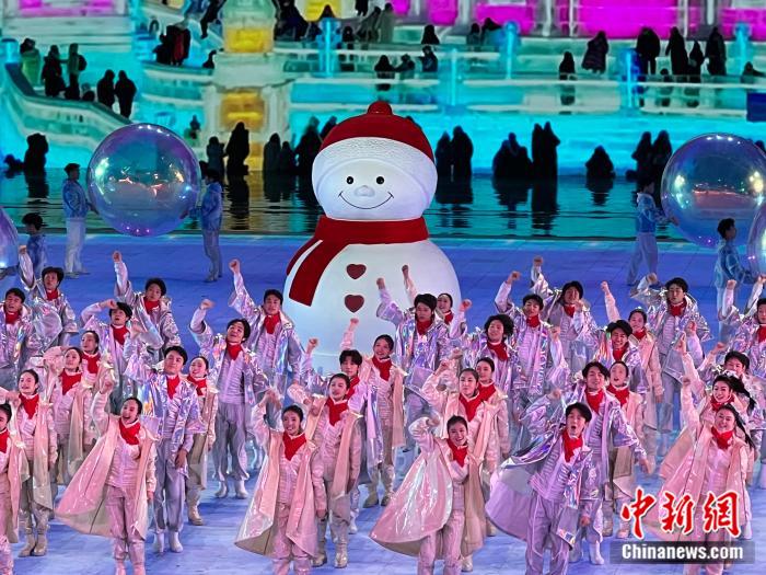 哈尔滨街头雪人与巨型雪人映射亚冬会开幕式的