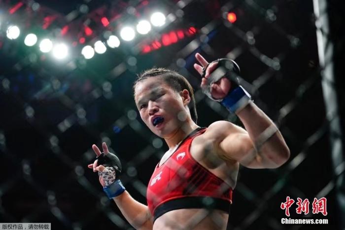 张伟丽UFC292首秀卫冕成功，28821碾压巴西名将