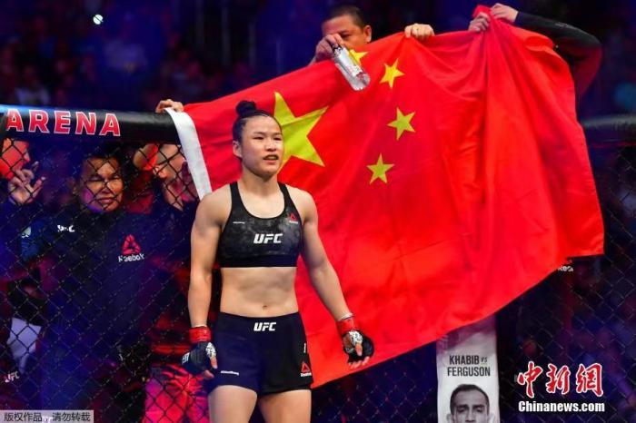 张伟丽UFC292首秀卫冕成功，28821碾压巴西名将
