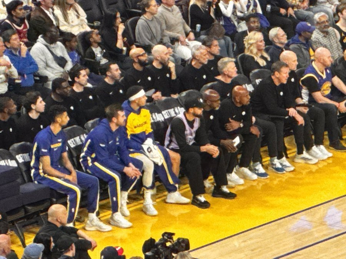 库里复出首战对阵火箭引热议