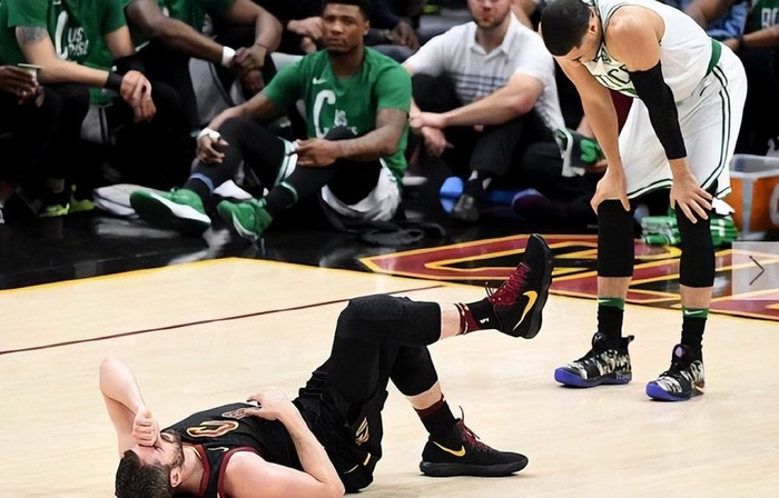 詹姆斯再战季后赛独自带队，42岁能否重演巅峰神